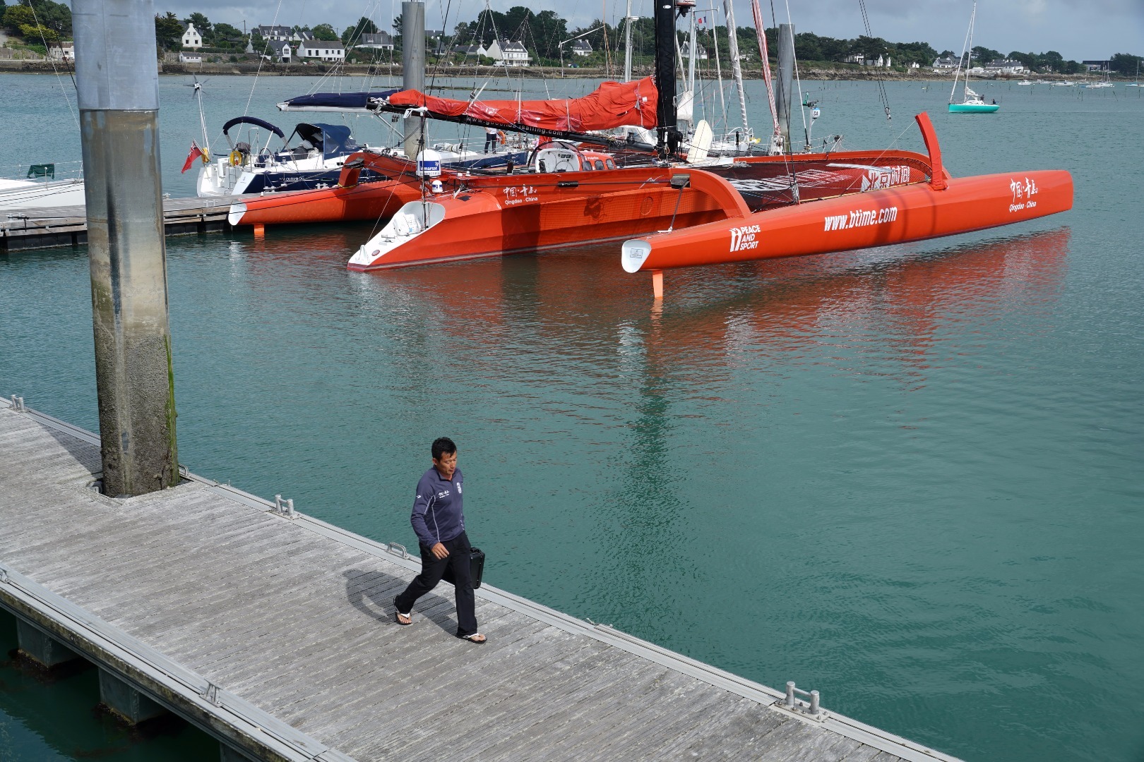 这次贴标工作完成，意味着这艘帆船正式更名“北京时间号”。