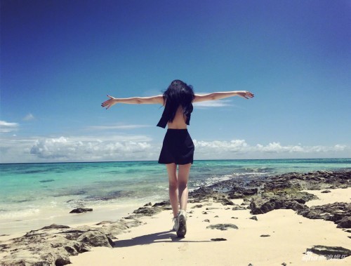 组图:张馨予马尔代夫度假 沐浴日光秀修长美腿