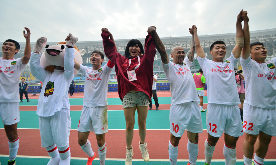 “每个女孩都梦想有自己的服装品牌，并能创造出美丽的衣服——就像很多男生小时候都想当一个科学家一样。但梦想不会阻止我继续前行，能否再和梦想交错，我不敢说；我只能说，干一行，爱一行，如今足球也是我的挚爱。”