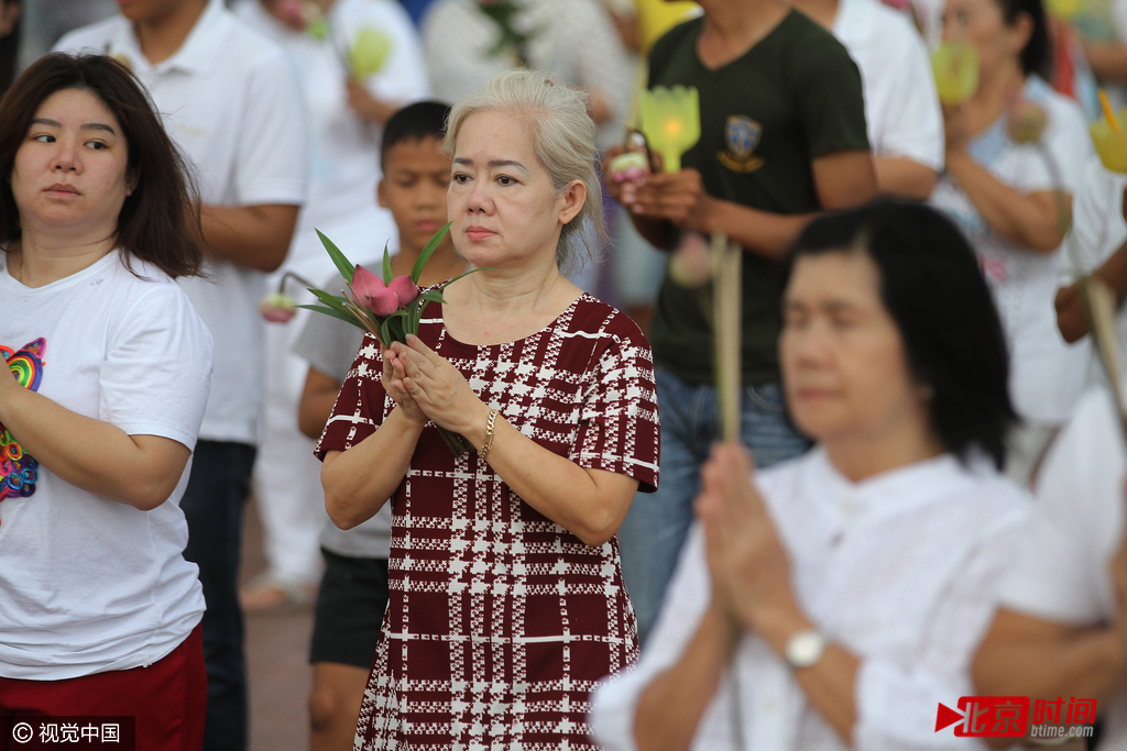 当地时间2016年7月19日，在泰国素林，民众参加蜡烛节游行，向国王普密蓬致敬。同时，蜡烛节也标志着为期三个月的佛教节日四旬斋节（又名守夏节）的开始。