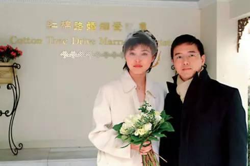 1996年,张延在上海拍摄《绕着神州走》节目时与共同主持节目的张锦程相识,之后两人于2001年重逢相恋,张锦程更在张延拍摄《粉红女郎》后成为其经纪人。2004年2月1日与张锦程于香港红棉路婚姻注册处登记结婚,2005年7月15日张延在香港剖腹生下2.89公斤的女儿。图为张锦程与张延在港领证。(资料图)