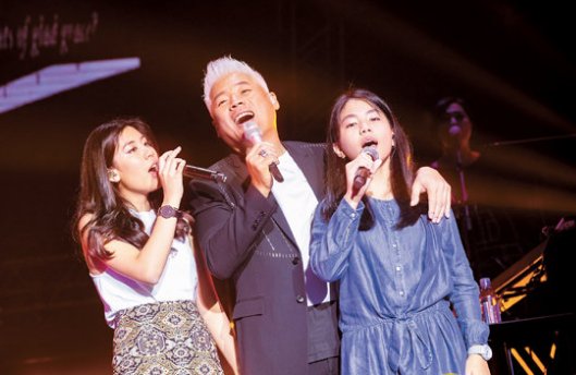 巫启贤澳门演唱会晒温情 一对女儿合唱