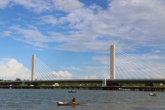 中铁在非洲修了一座桥 这个国家用国父的名字