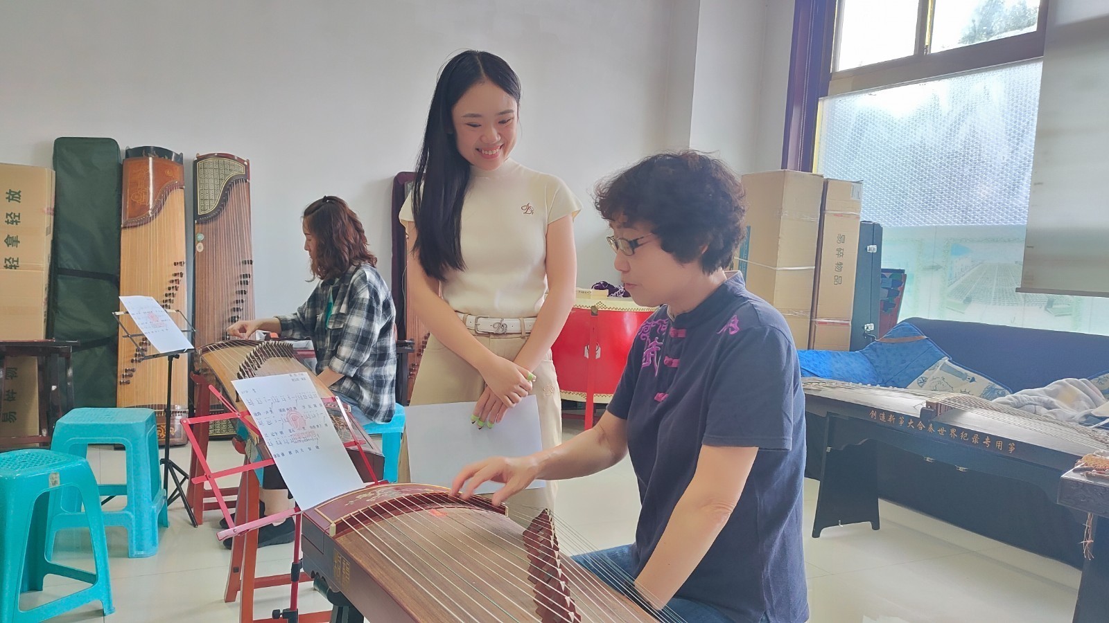 琴韵悠扬 筝声萦绕 石景山鲁谷居民假期“上课”喜提“新技能” 琴韵悠扬 筝声萦绕 石景山鲁谷居民假期“上课”喜提“新技能”