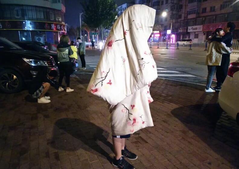 这次地震短时震感强烈，不少人表示自己在梦中被摇醒，一些市民在地震发生后陆续来到街道上避险。