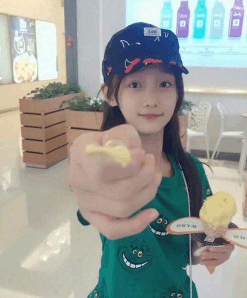 赵薇的女儿长大了,看了照片之后 小编 基因真