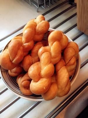 小妖爱美食:酥软蓬松的东北大麻花.作为早餐在