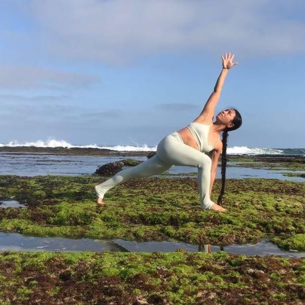 女孩穿白色紧身衣海边练瑜伽,是景美还是人更美