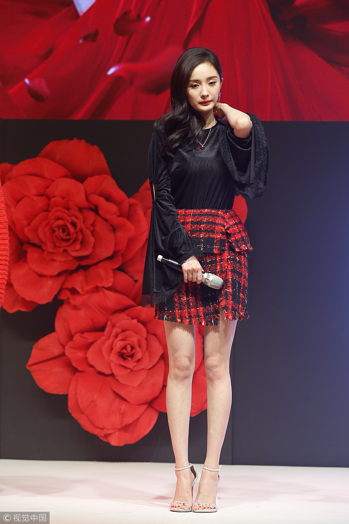 杨幂穿格子裙出席活动 秀傲人长腿