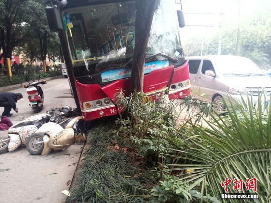 南宁公交车连撞电单车后撞树 致1死多伤