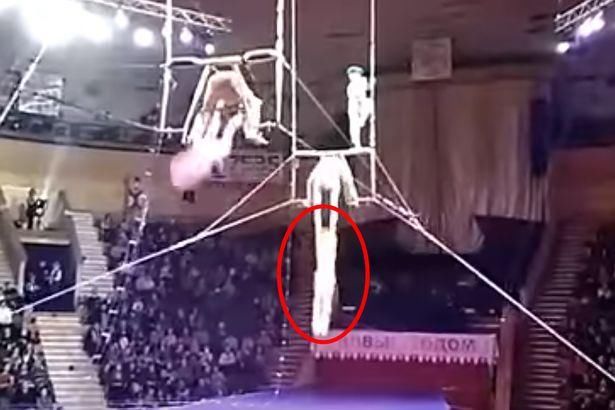 俄罗斯马戏团事故 空中飞人从四层楼高坠落昏