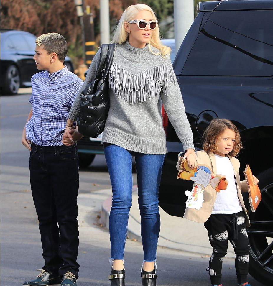 2017年12月9日,gwenstephanie和她的两个孩子一起去教堂.