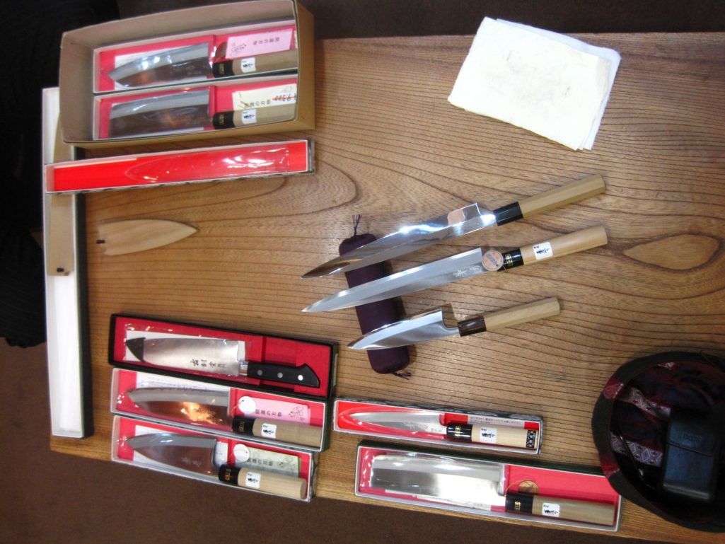 英国男子痴爱日本武士刀,用最爱的武士刀家中