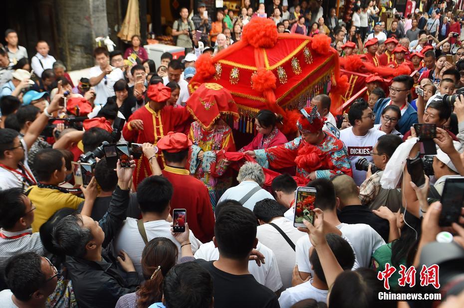 参演人员穿着清代古装,模仿当年协同庆票号东家娶亲的场景。