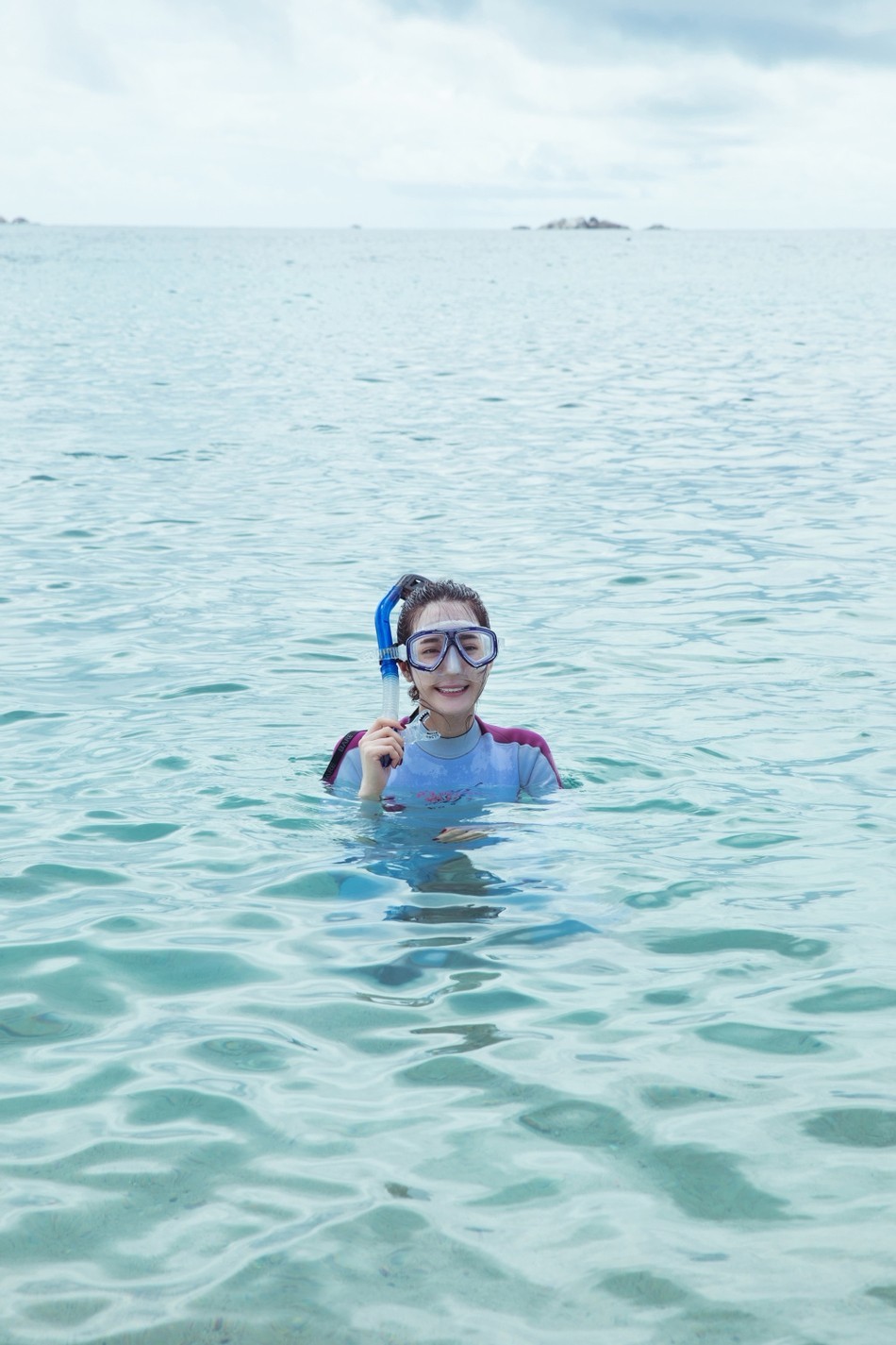 迪丽热巴慢游塞舌尔 庆祝学会游泳海边劈叉 比