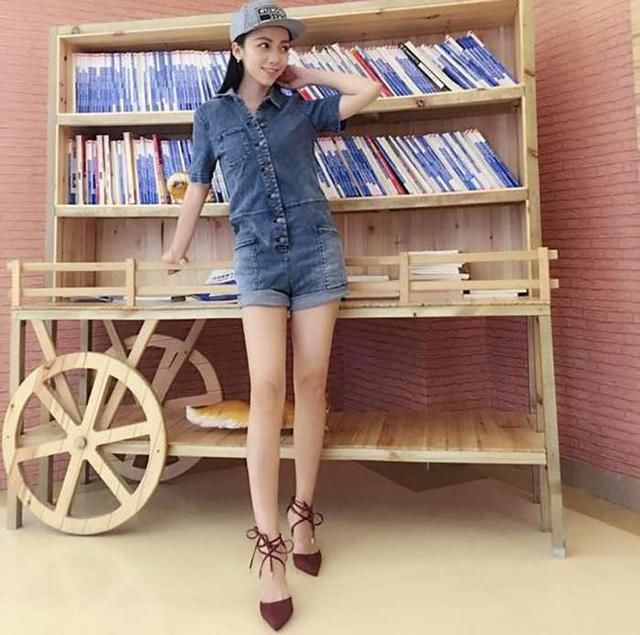 一款非常的适合长腿女神的牛仔连体短裤,轻松