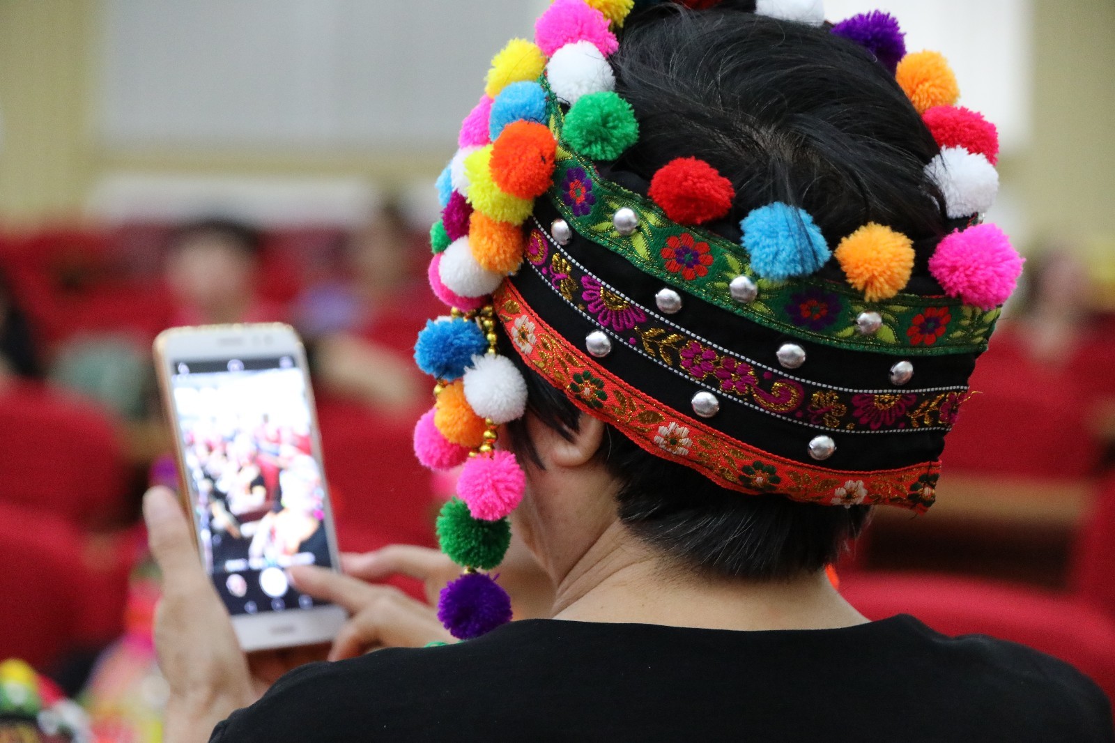 活泼热烈,傣韵舞蹈队的选手们发饰道具均已花为主题,布朗族姑娘们表演