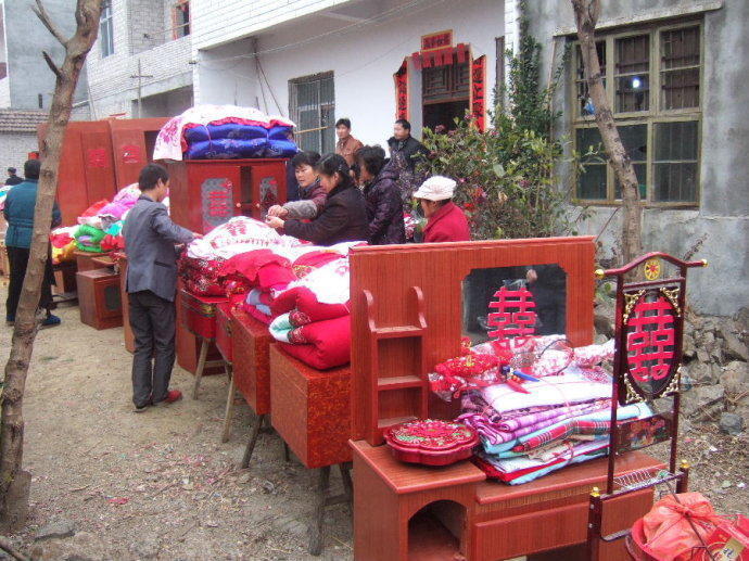 实拍农村女孩嫁妆丰厚 陪嫁车房也正常