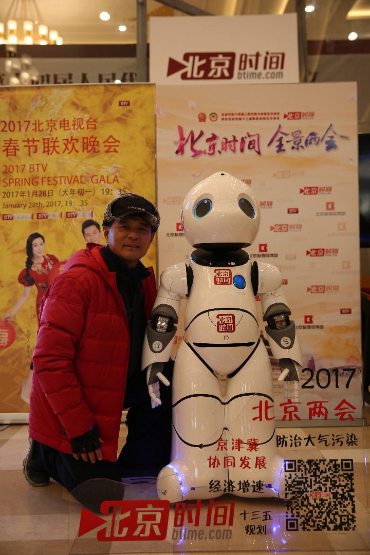 北京市第十四届人民代表大会第五次会议召开，机器人优友作为北京时间特邀记者来到会场，与代表聊天互动、亲密合影，开心时还跳起了炫酷的舞蹈，为大家带来了欢声笑语，收获了众多粉丝。