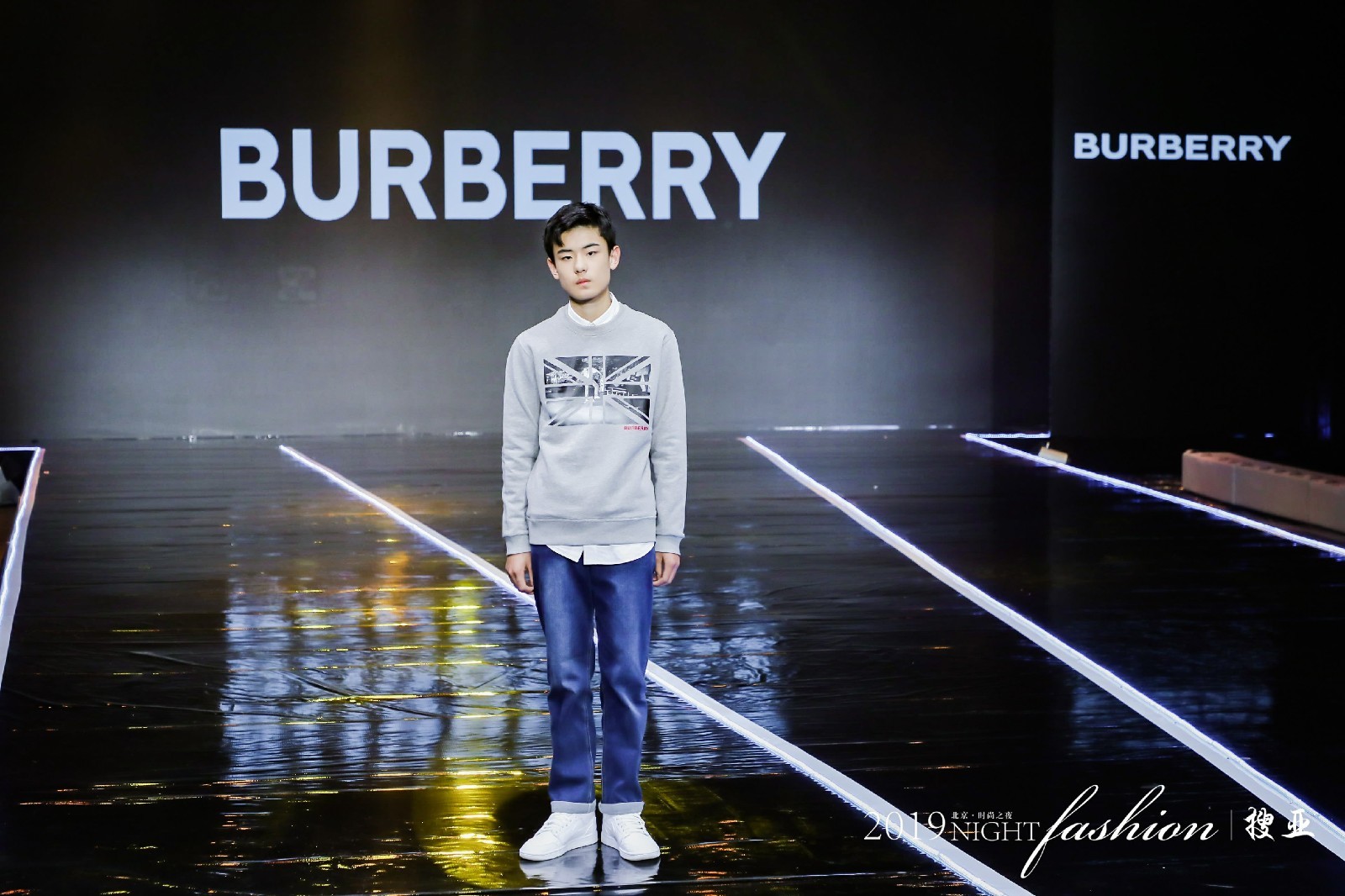 搜亚时尚之夜童星闪耀 张涵硕气场十足凸显00后独特气质(图2) 搜亚时尚之夜童星闪耀 张涵硕气场十足凸显00后独特气质(图2)