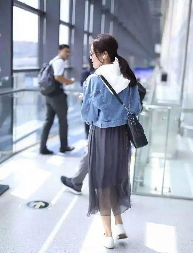 闫妮这次扛不住了!素颜现身老了不止十岁,网友