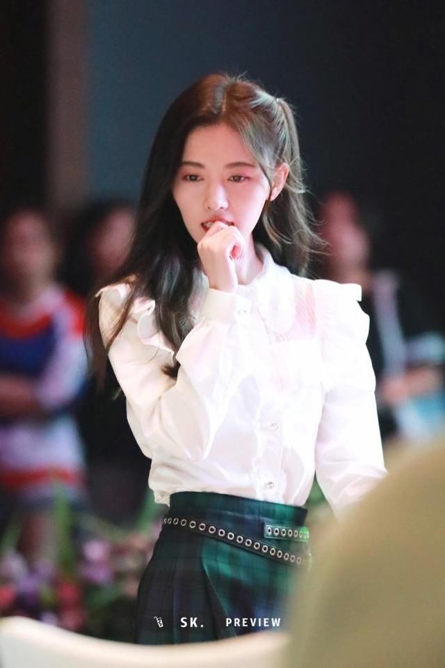 鞠婧祎有155cm吗?出席活动不穿高跟鞋,手拿芹