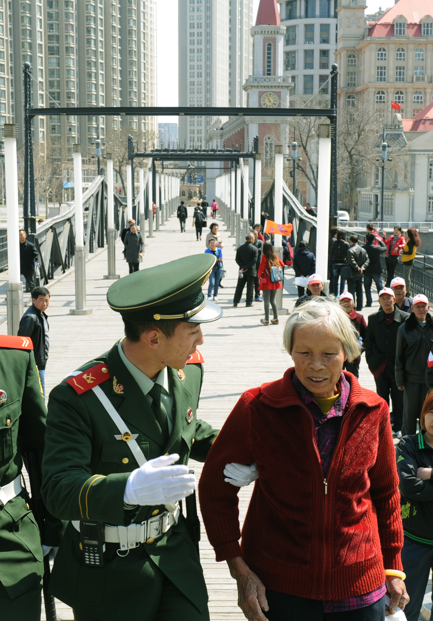 武警天津总队担负巡逻任务的官兵帮助遇到困难群众。江传景摄