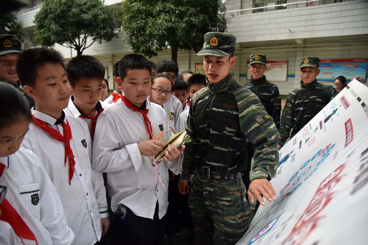 4月13日，武警广西总队南宁支队特战队员在向驻地师生进行爱国主义教育。王俞摄