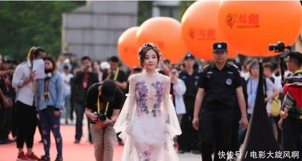 冯提莫挑战范冰冰经典造型,穿20厘米高跟鞋都