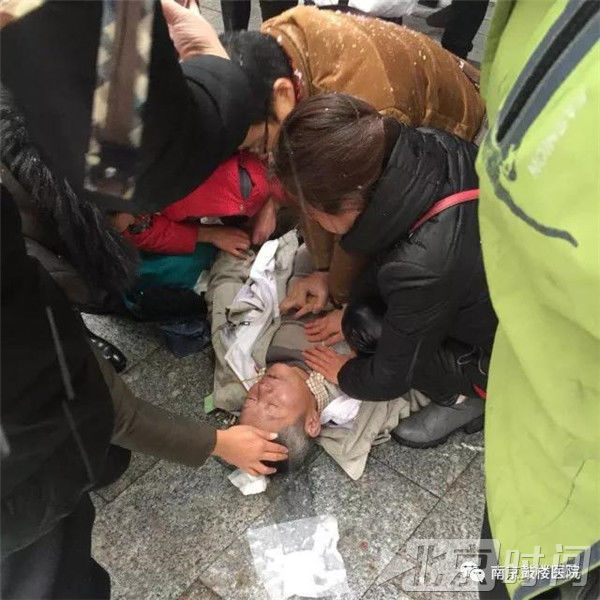 【暖新闻】“所有责任我来担！”老人晕倒呼吸骤停，风雪中他的决定暖了人心……