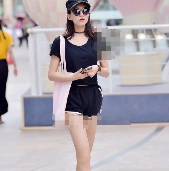 墨镜小姐姐黑色运动短裤穿出修长大美腿,走在街上吸睛无数