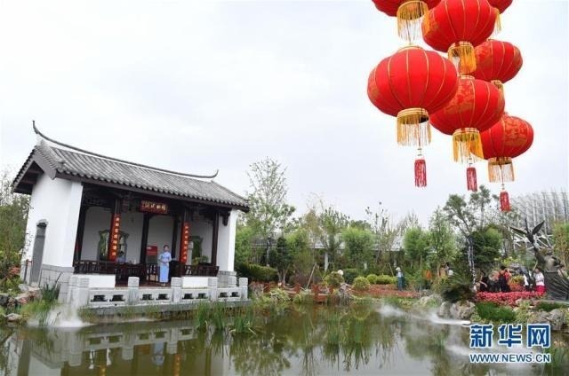6月13日，游客在北京世园会福建园参观。 当日，2019年中国北京世界园艺博览会“福建日”活动在北京世园会园区举行。 