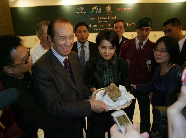 鲁豫采访赌王太太,王健林没挡住魔咒,赌王能