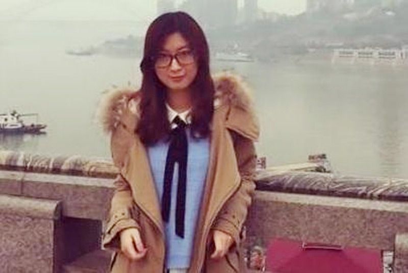 她是首位春晚英语主持人,嫁小10岁老公,如今6