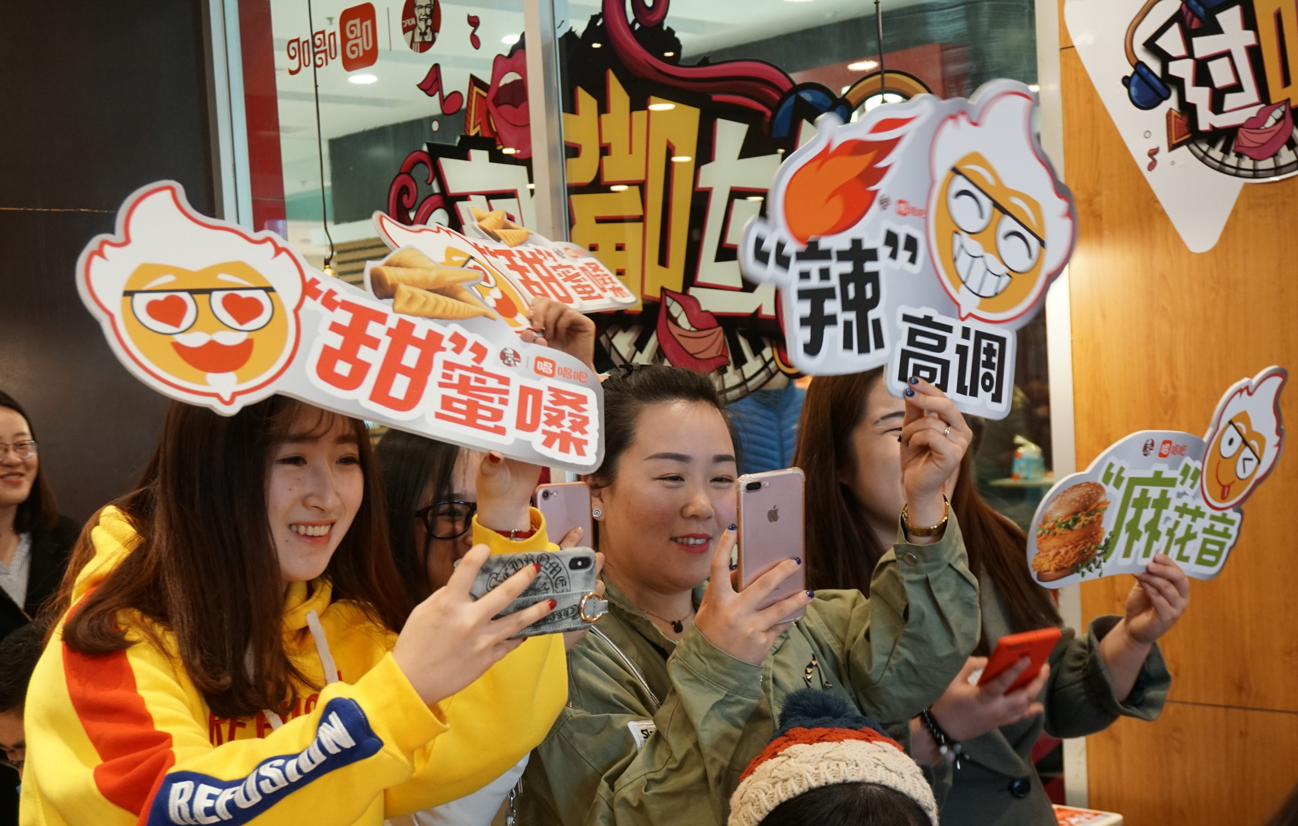 消费者现场感受音乐情感限定快闪餐厅带来的社交互动生活新体验"吃唱