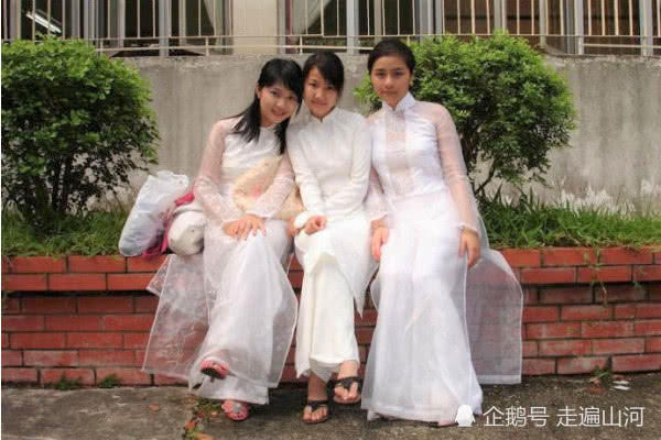 男子去越南旅游,天气太热了美女都是这样穿衣