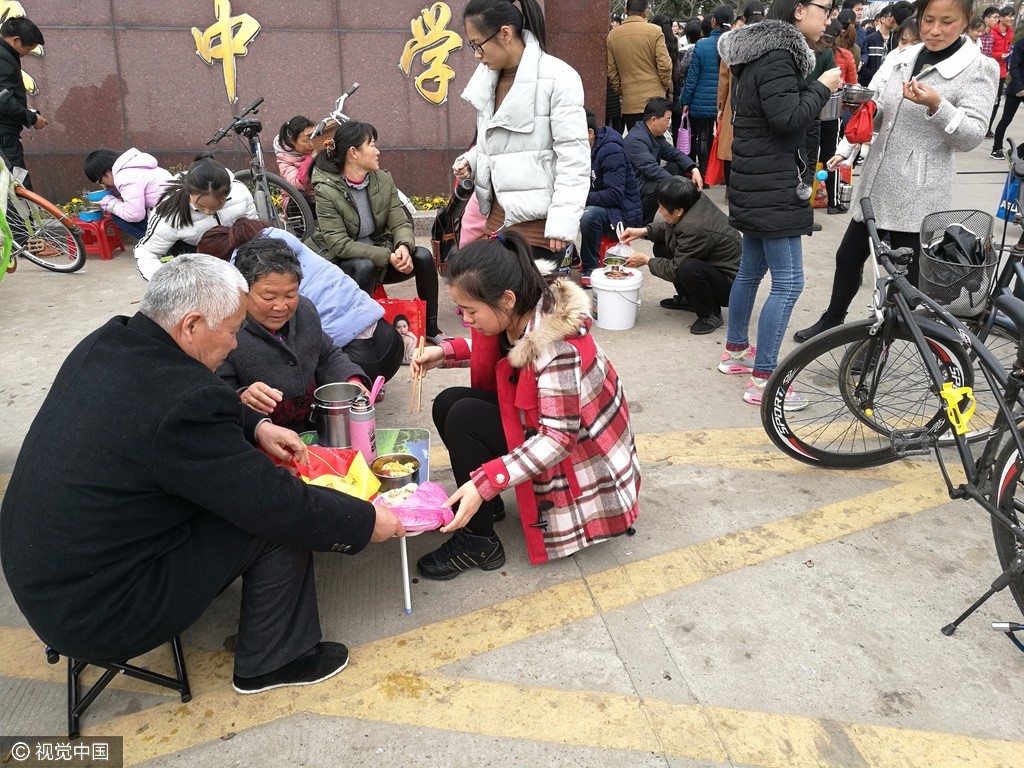 “亚洲最大高考工厂”大门外 学生蹲地吃午饭