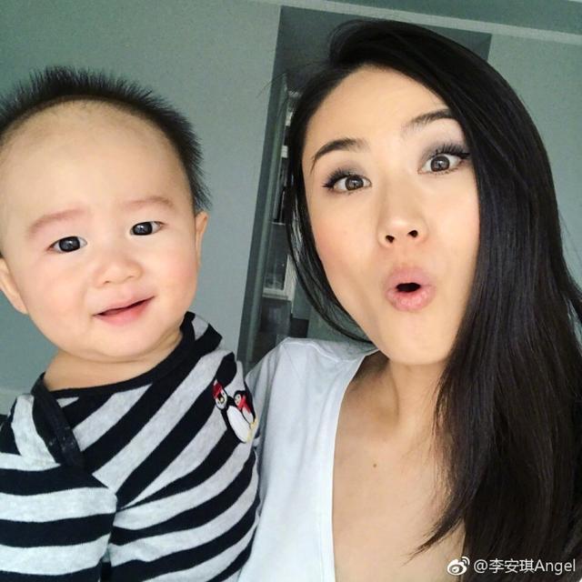 李小鹏生日晒全家福,奥莉腮帮子好像遗传了妈