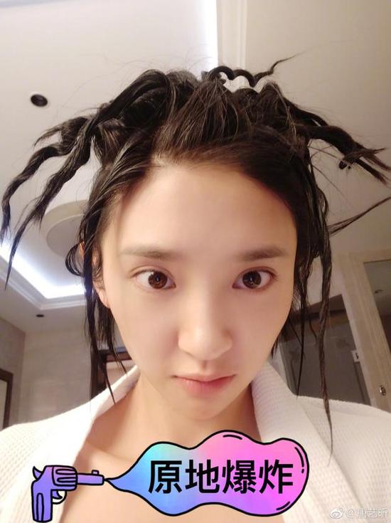 唐艺昕镜头前镜头后判若两人 网友:镜头后更适合