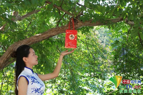 高校定制月饼C位出道 感恩家书情寄中秋