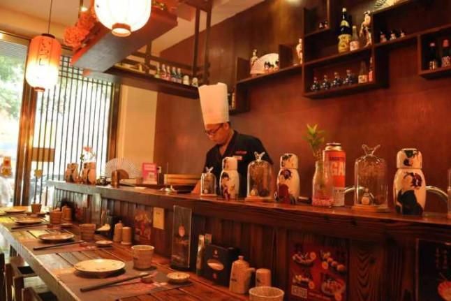 四川成都春熙路附近的美食小吃一条街,旅游的