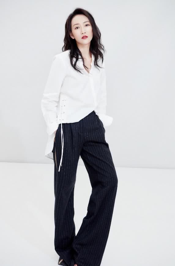 女神也穿拖鞋出门?王鸥脚踩人字拖登机,颜值高