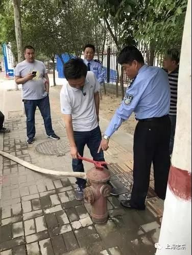 郑州洒水车在消防栓上私自取水 司机被行政拘