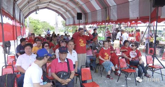 这场“亲中爱台”活动，在台南新营市的一处小广场举行，五星旗沿路飘扬，与会人士戴上红星帽、拿小红旗挥舞，会员红色T恤上，印着“我是台湾人也是中国人”、“团结就是力量”等字样。