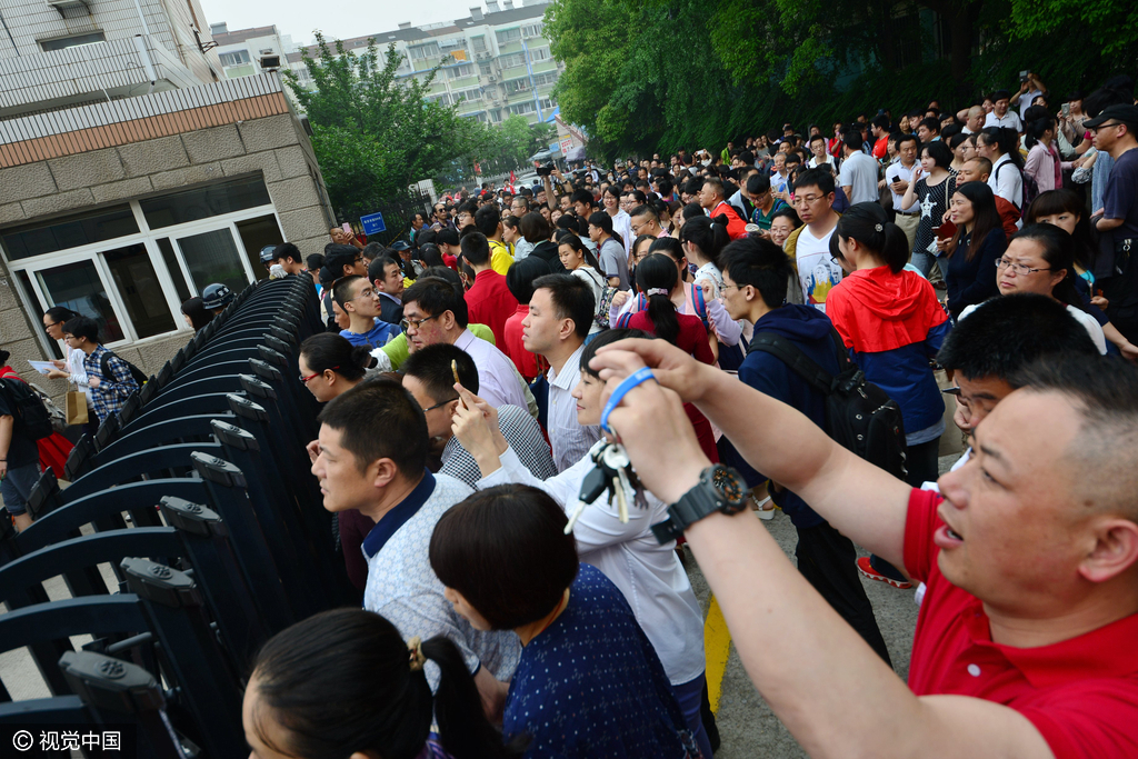 2016全国高考:家长“集结”待儿归 2016全国高考:家长“集结”待儿归