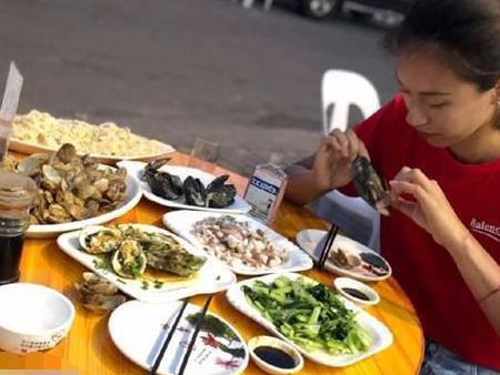 女排姑娘竟这么豪放!一人街边撸腰子,一人一顿