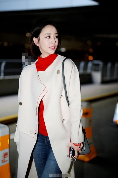 佟丽娅现身机场,牛仔裤搭红色毛衣忒少女,网友:高明的是大衣