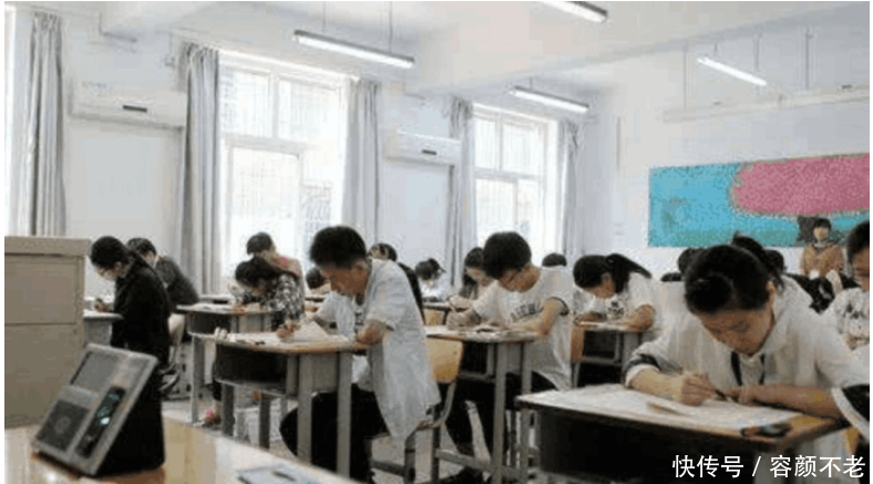 点赞!女同学高考考场上来月经, 裤子都染红了,