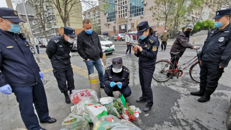 黑心商户为躲清运费当街乱倒馊豆腐渣 城管摸黑儿逮现行 黑心商户为躲清运费当街乱倒馊豆腐渣 城管摸黑儿逮现行