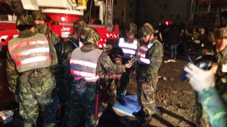 今日凌晨3点57分高雄地区发生里氏规模6.4地震，造成台南多处楼房倒塌，台湾陆军第8军团54工兵群官兵紧急赶往台南永大路灾害现场，将运用生命探测器协助搜寻受困民众。